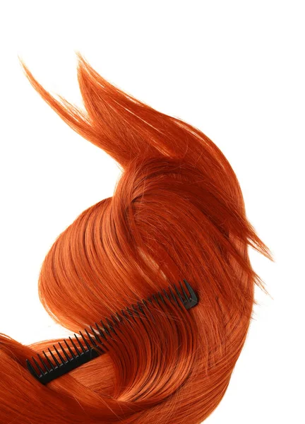 白い背景に櫛で生姜の髪 クローズアップ — ストック写真