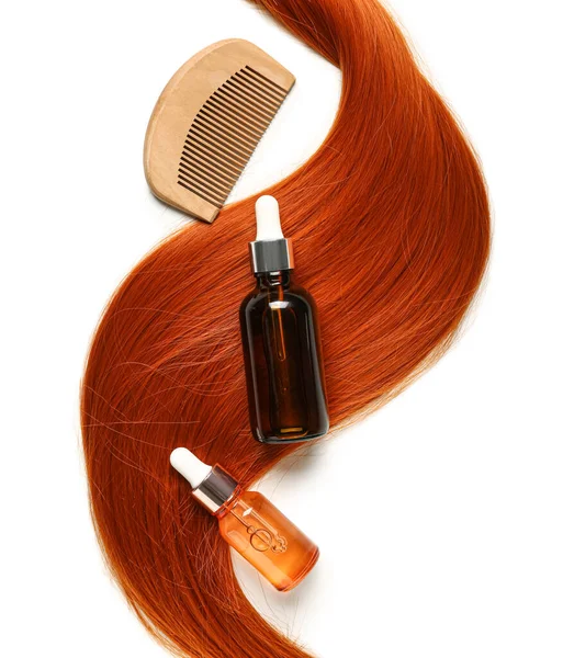 Zázvor Vlasy Pramen Hřeben Láhve Kosmetických Výrobků Bílém Pozadí Detailní — Stock fotografie