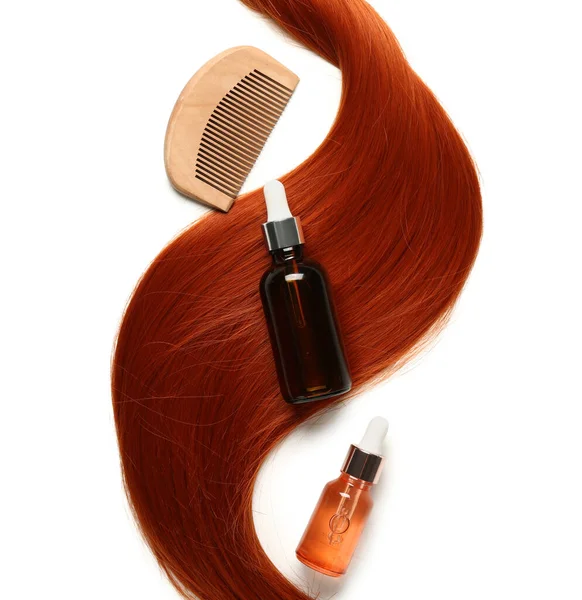 Beyaz Arka Planda Kızıl Saç Teli Tarak Şişe Kozmetik Ürünleri — Stok fotoğraf