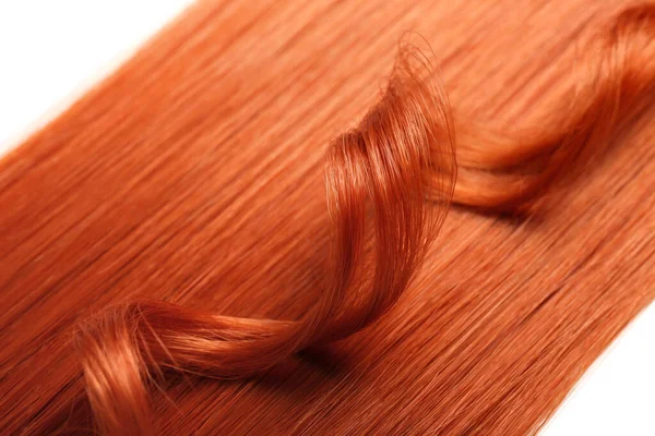 Рыжие Волосы Вьющейся Прядью Белом Фоне Крупный План — стоковое фото