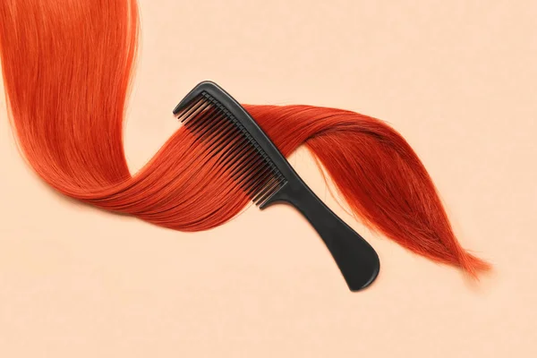 Ingwer Haarsträhne Mit Kamm Auf Farbigem Hintergrund — Stockfoto
