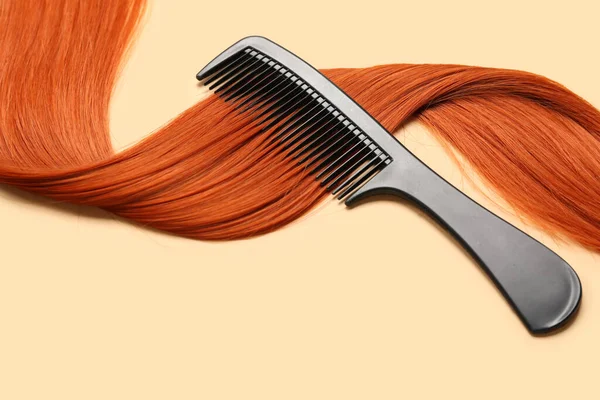 Renkli Taraklı Kızıl Saç Teli Yakın Plan — Stok fotoğraf