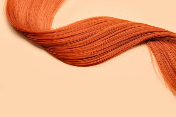 Ruda Kosmyk Włosów Tle Koloru Zbliżenie — Zdjęcie stockowe