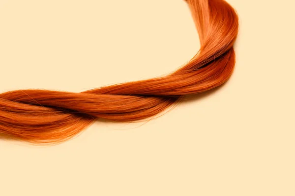 Плетене Імбирне Волосся Кольоровому Фоні — стокове фото