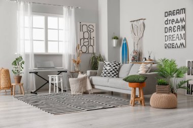 Sörf tahtası, sentezleyici ve kanepesi olan şık bir oturma odası.