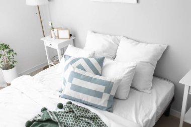 Yatak odasındaki rahat yastıklar.