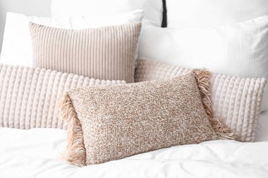 Yatak odasındaki rahat yastıklar, yakın çekim.