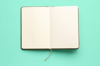 Renk arkaplanı üzerinde boş bir defter aç