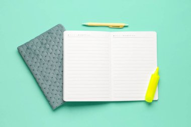 Renk arkaplanı üzerine not defterleri, kalem ve işaretleyici