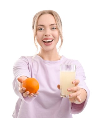 Bir bardak suda çözünmüş tablet ve beyaz arka planda portakal rengi olan genç bir kadın.