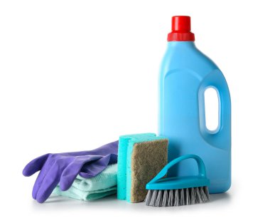 Beyaz arka plan üzerinde farklı temizlik malzemeleri