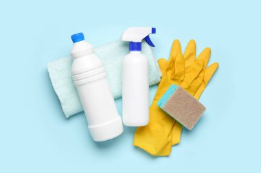 Mavi arka planda farklı temizlik malzemeleri