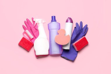 Pembe arka planda farklı temizlik malzemeleri