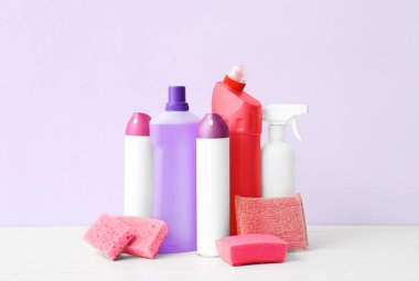 Hafif ahşap masada farklı temizlik malzemeleri var.