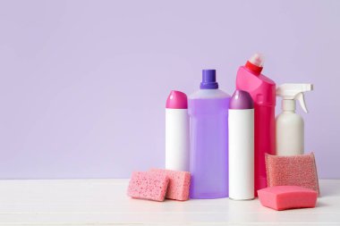 Hafif ahşap masada farklı temizlik malzemeleri var.