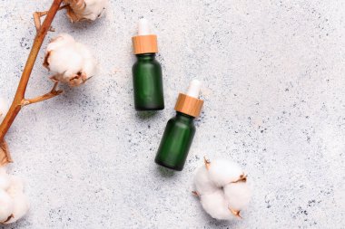 Hafif arkaplanda gerekli yağ ve pamuk dalları