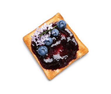 Tatlı reçelli lezzetli tost, beyaz arka planda yaban mersini ve leylak çiçekleri