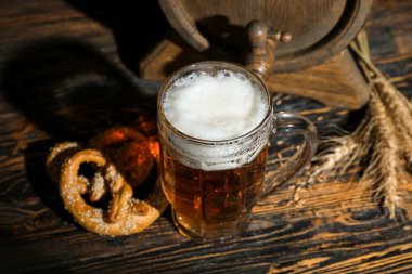 Ahşap arka planda bir bardak soğuk bira. Ekim Festivali Kutlaması