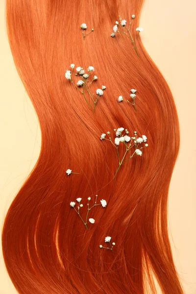 Ruda Kosmyk Włosów Pięknymi Cygańskimi Kwiatami Tle Koloru Zbliżenie — Zdjęcie stockowe