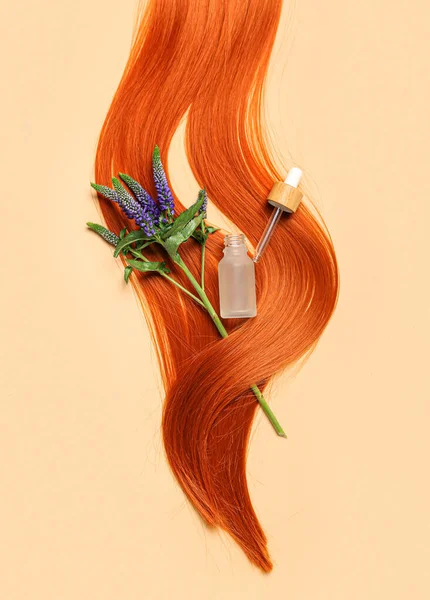 Zázvor Vlasy Pramen Květiny Láhev Esenciálního Oleje Barevném Pozadí — Stock fotografie