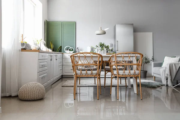 スタイリッシュな冷蔵庫 カウンター ソファ テーブルと椅子付きの光キッチンのインテリア — ストック写真