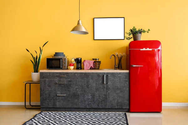 Kırmızı Buzdolabı Tezgah Boş Resim Bitkileriyle Süslü Şık Bir Mutfak — Stok fotoğraf