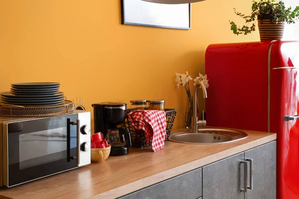 Interieur Keuken Met Rode Koelkast Aanrecht Magnetron Keukengerei — Stockfoto