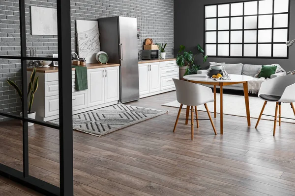 Interior Dari Dapur Ringan Dengan Gaya Kulkas Counter Meja Dan — Stok Foto