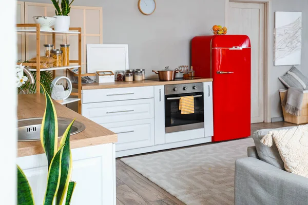 厨房室内有红色冰箱 沙发和架子 — 图库照片