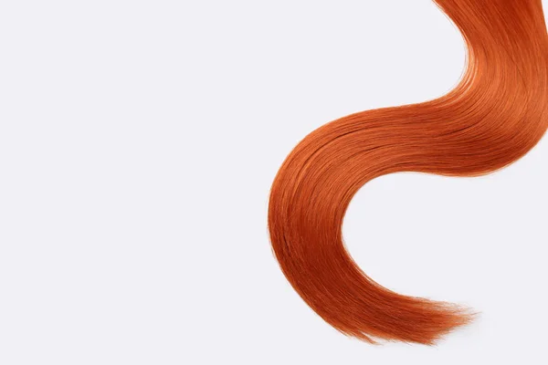 白い背景に隔離された美しい生姜の髪の鎖 クローズアップ — ストック写真