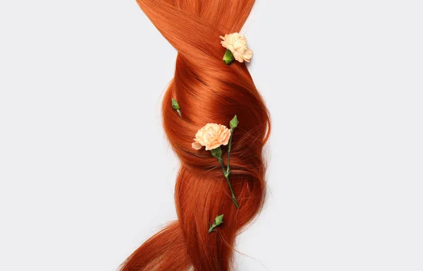 白地にカーネーションの花を持つ美しい生姜の髪 クローズアップ — ストック写真
