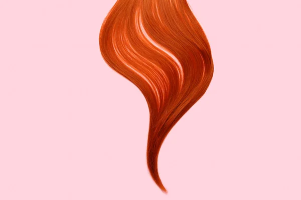 Zrzavé Vlasy Pramen Růžovém Pozadí Detailní Záběr — Stock fotografie