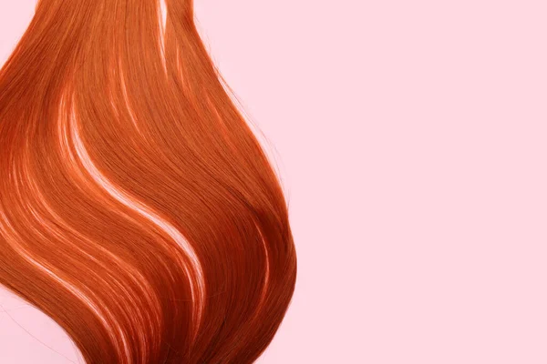 Рыжие Волосы Розовом Фоне Крупным Планом — стоковое фото