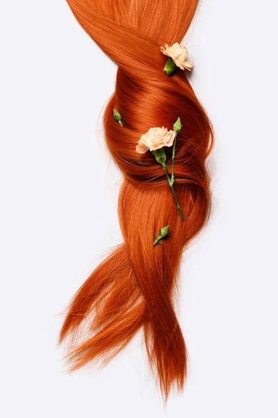 Красивые Рыжие Волосы Гвоздичными Цветами Белом Фоне Крупным Планом — стоковое фото