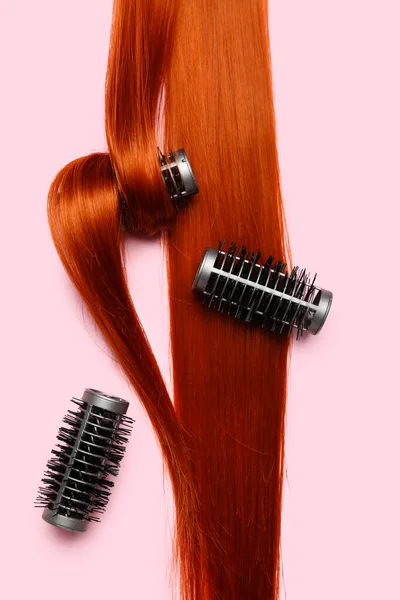 Ingwer Haarsträhne Mit Lockenwicklern Auf Rosa Hintergrund Nahaufnahme — Stockfoto