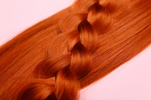 Рыжие Волосы Коса Цветном Фоне Крупным Планом — стоковое фото