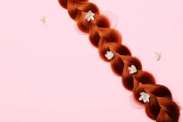Plecione Rude Włosy Kwiatami Tle Koloru Zbliżenie — Zdjęcie stockowe