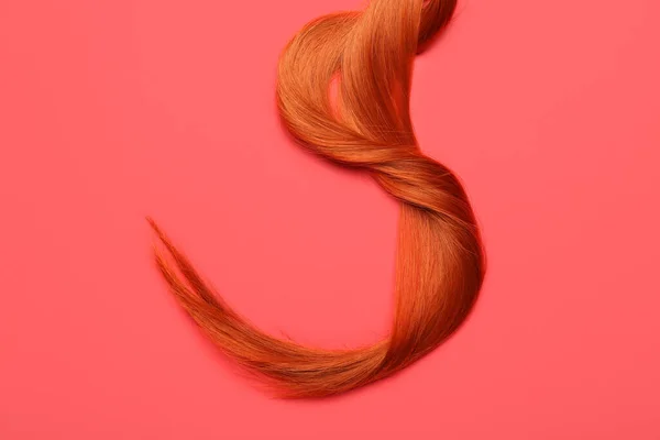 Brin Cheveux Roux Sur Fond Rouge Gros Plan — Photo