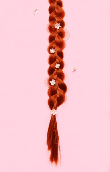 Плетене Імбирне Волосся Квітами Кольоровому Фоні Крупним Планом — стокове фото