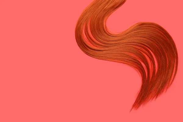 Ingwer Haarsträhne Auf Rotem Hintergrund Nahaufnahme — Stockfoto