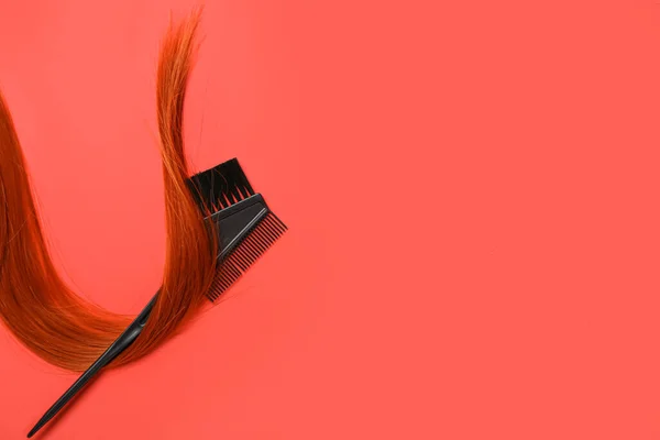 红色背景上的生姜发丝和刷子 — 图库照片