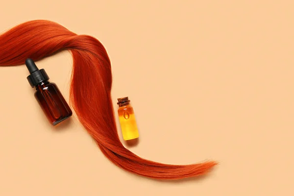 Імбирне Волосся Пляшки Ефірної Олії Кольоровому Фоні Крупним Планом — стокове фото