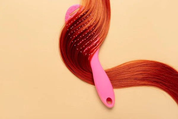 生姜发丝和刷子上的色彩背景 — 图库照片
