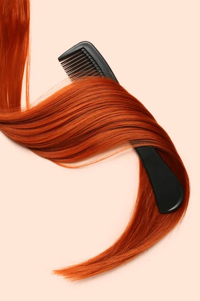 Renkli Taraklı Kızıl Saç Teli Yakın Plan — Stok fotoğraf
