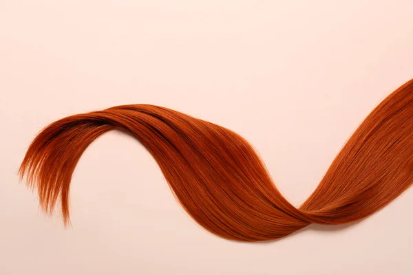 Ruda Kosmyk Włosów Tle Koloru Zbliżenie — Zdjęcie stockowe
