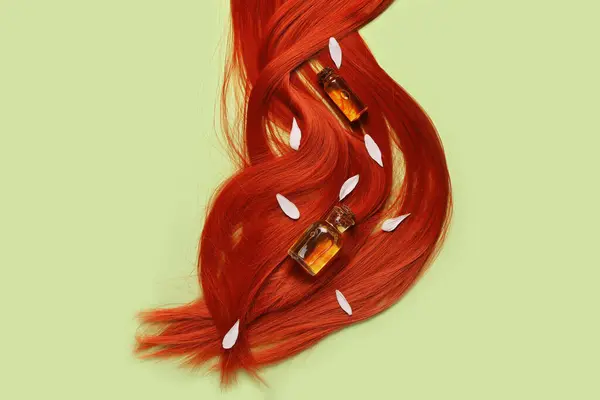 Komposition Mit Ingwer Haarsträhne Flaschen Mit Ätherischem Und Blütenblättern Auf — Stockfoto