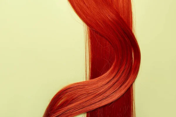 緑の背景に美しい生姜の髪 クローズアップ — ストック写真