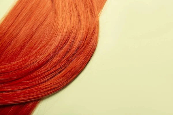 Krásné Zrzavé Vlasy Zeleném Pozadí Detailní Záběr — Stock fotografie