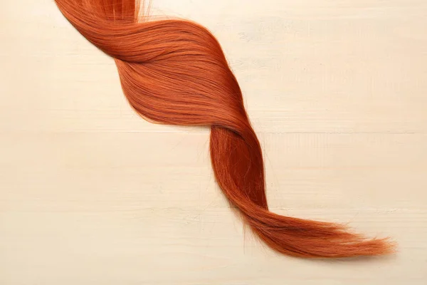Рыжие Волосы Светлом Деревянном Фоне Крупным Планом — стоковое фото