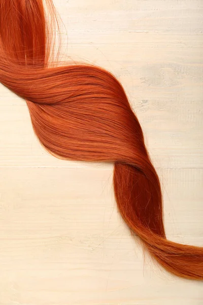 Імбирне Волосся Світлому Дерев Яному Фоні Крупним Планом — стокове фото